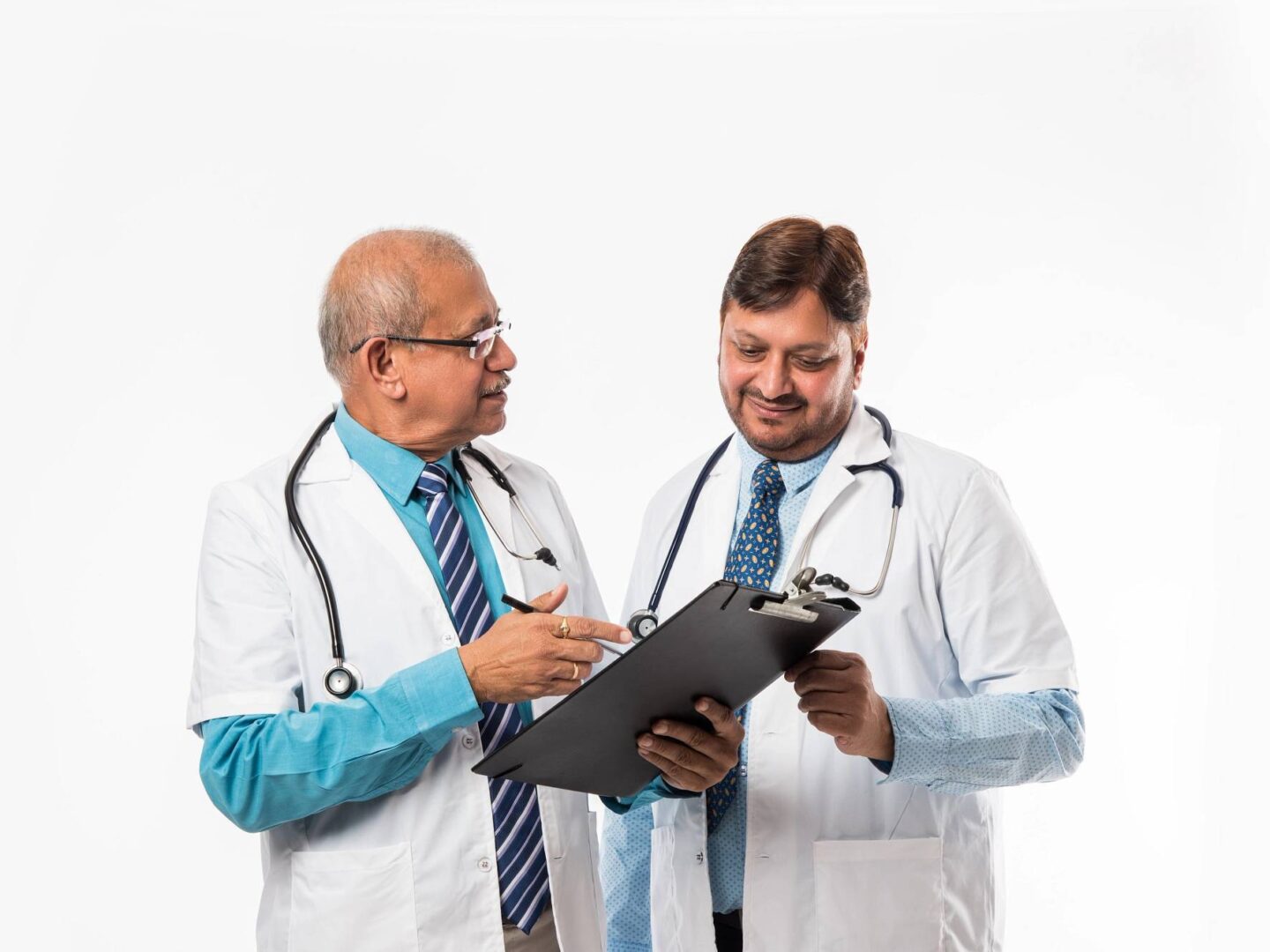 Doctors reviewing chart 119716606