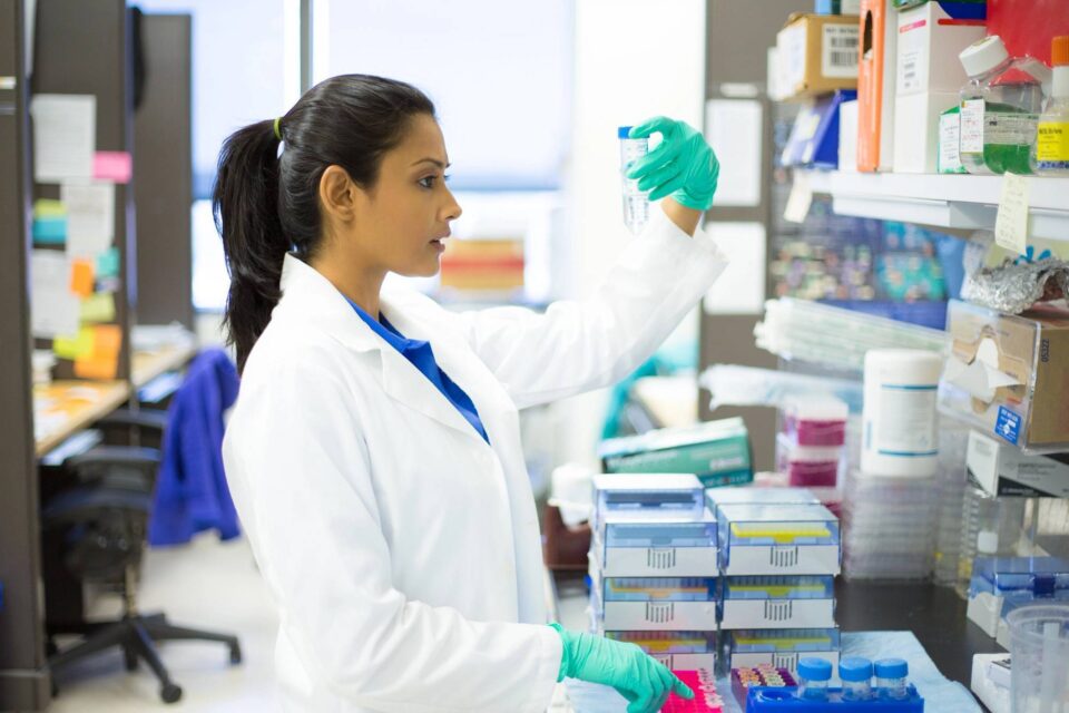 Woman labcoat 31375099