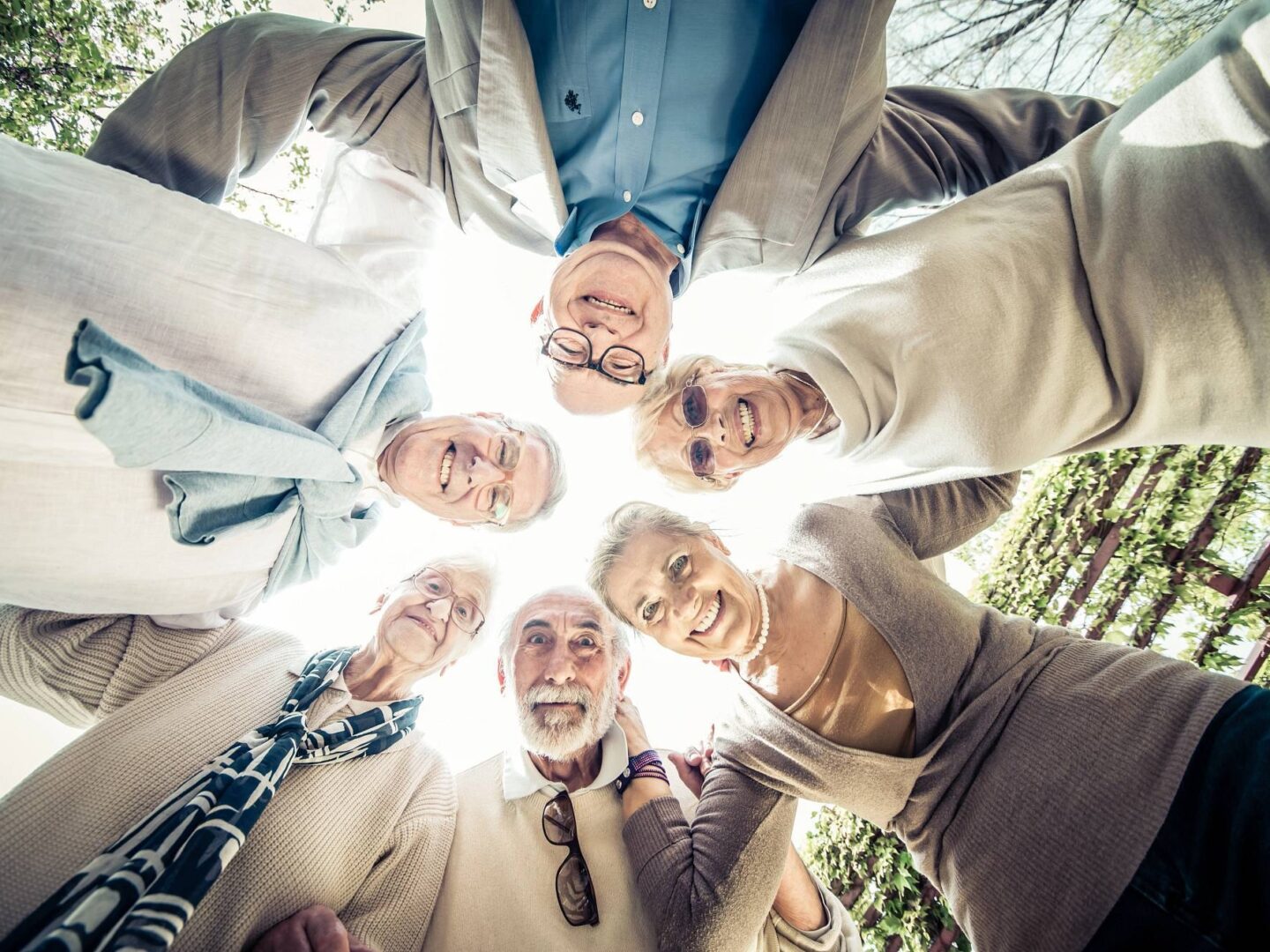 Ancianos abrazados 65091016