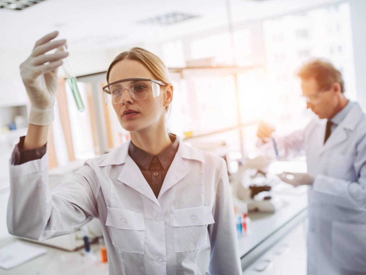 Mujer laboratorio 92165942