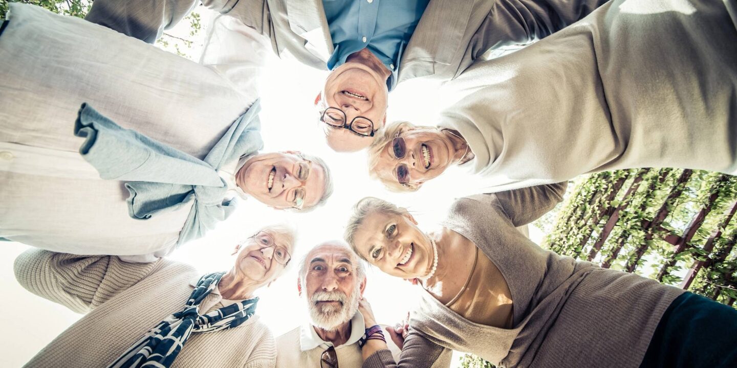 Ancianos abrazados 65091016