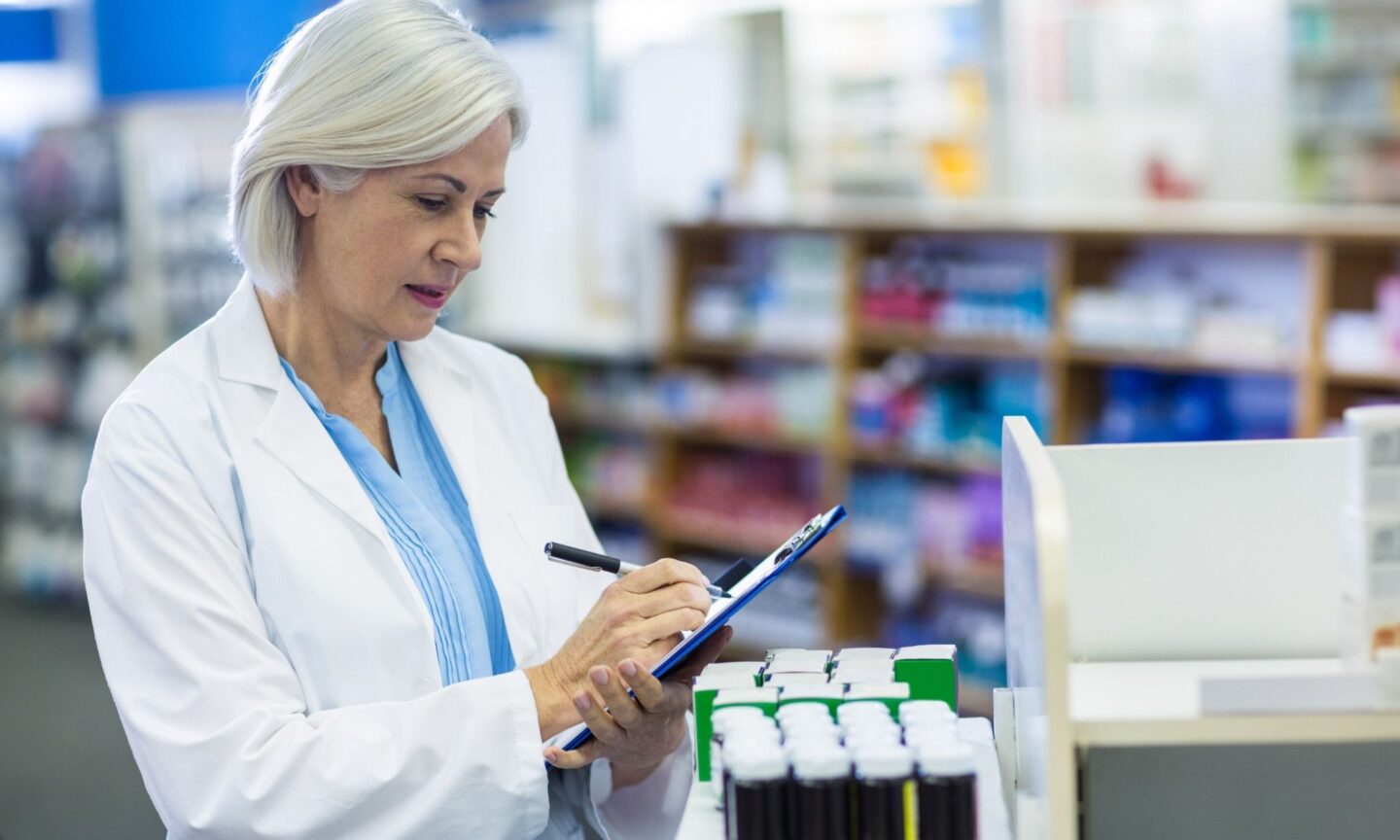 Woman pharmacy 62471809