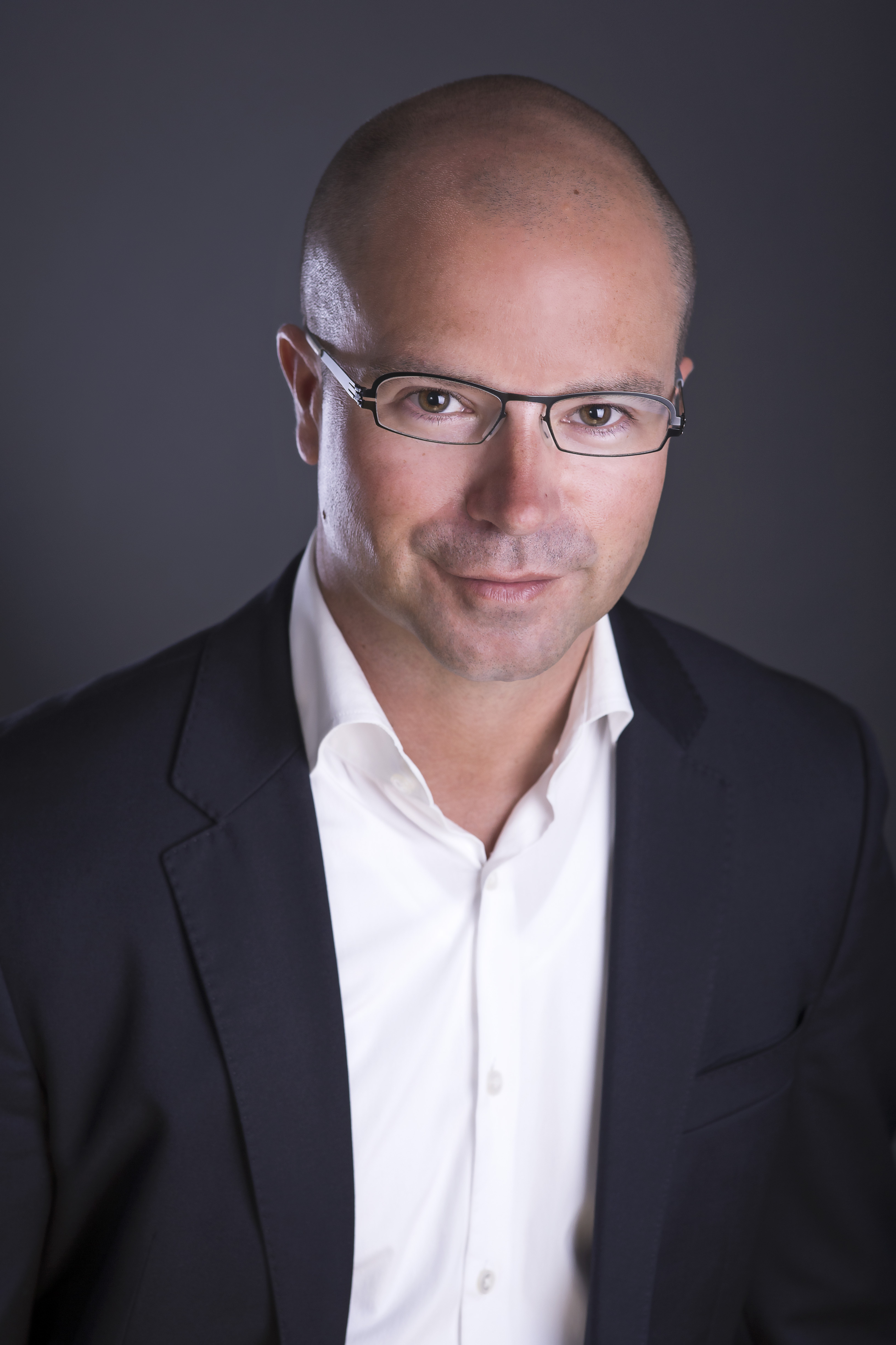 Headshots for business at art of headshots photography studio in vancouver bc. https://www.artofheadshots.com