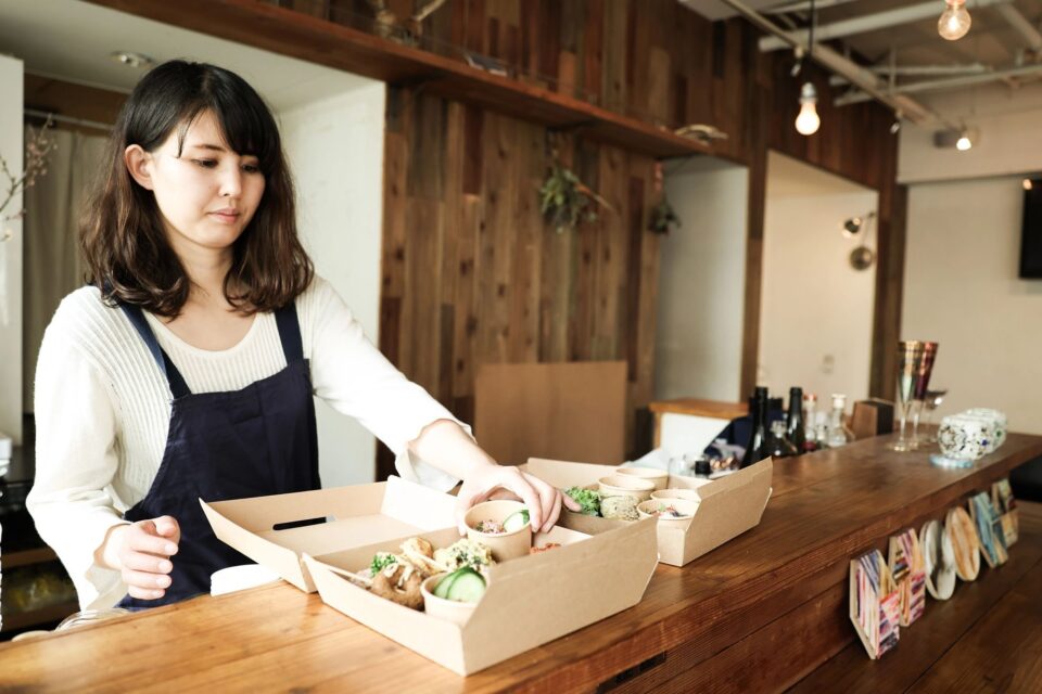 Woman in restaurant prepare take out food - Verification of Compostability and No Intentionally Added PFAS Claims | NSF